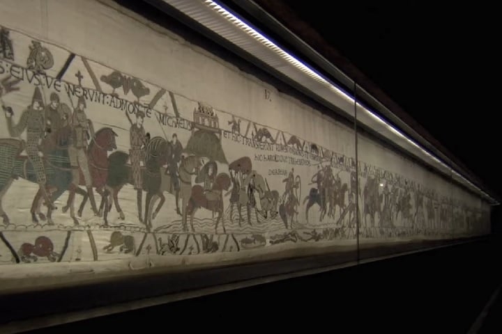 Uma nova pesquisa pode ter desvendado parte desse enigma ao confirmar a localização da residência do rei Harold Godwinson (Haroldo II) em Bosham, Inglaterra, um local retratado duas vezes na tapeçaria, que tem 68,3 metros de comprimento. Reprodução: Flipar