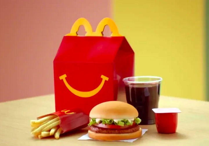 O restaurante também investe em campanhas sociais, a exemplo do McDia Feliz, um evento que acontece todo ano em que uma porcentagem das vendas do BigMac é redirecionada para instituições de combate ao câncer infanto-juvenil. Reprodução: Flipar