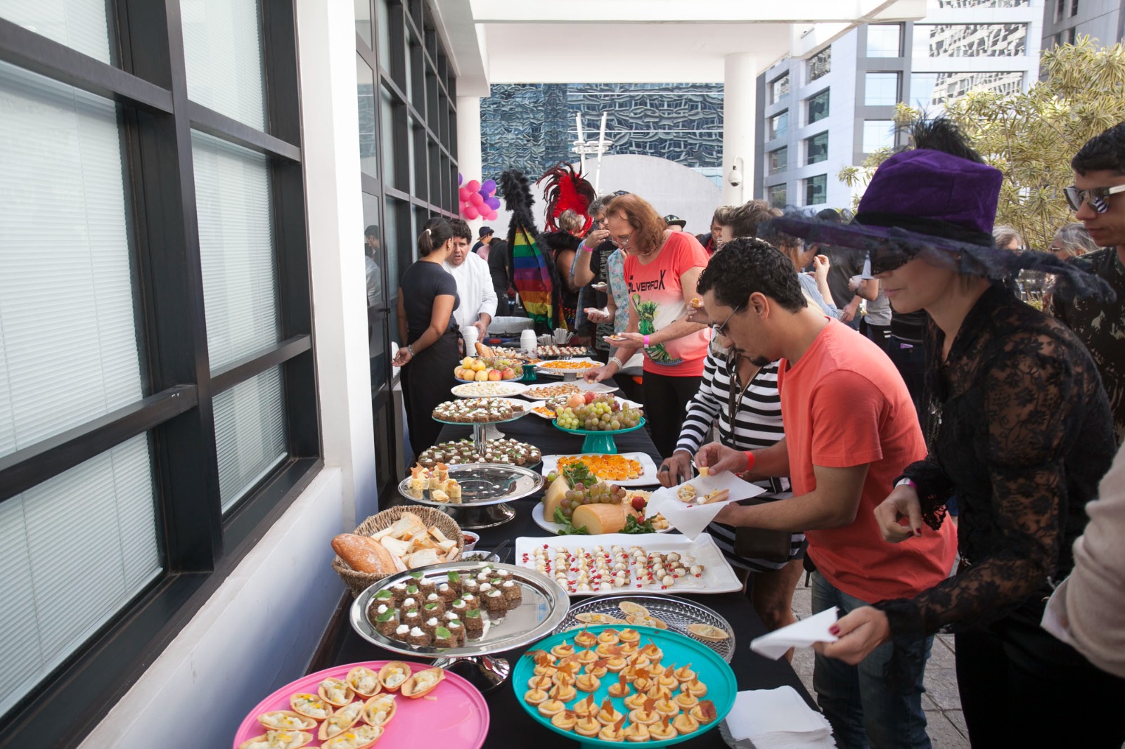 Um buffet fica disponível para os participantes do Camarote Solidário da Agência Aids. Foto: Agência Aids