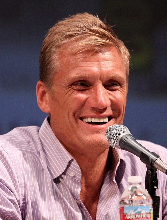 Dolph Lundgren - Nascido em 3/11/1957 em Estocolmo, a capital da Suécia, o ator, diretor e lutador de artes marciais tem 1,96 metro de altura.  Reprodução: Flipar