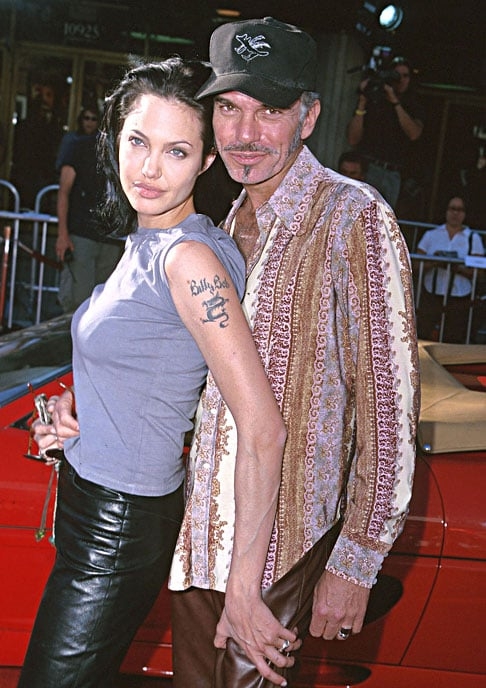 Na época em que viveu com o ator americano Billy Bob Thornton, de 2000 a 2003, eles chegaram a usar pingentes com sangue um do outro como amuleto. Quem usa sangue como acessório?
 Reprodução: Flipar