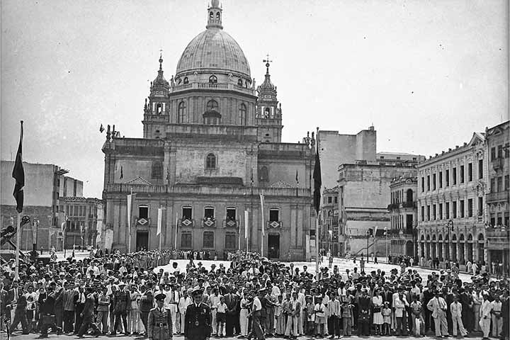 Durante a ditadura militar (1964 - 1985), a Candelária foi palco da missa de 7º dia do estudante Edson Luís, morto por policiais militares em março de 1968 durante protestos no restaurante estudantil Calabouço, no centro do Rio de Janeiro. Na saída da solenidade, tropas da polícia avançaram contra as pessoas, em momento que a repressão do regime autoritário vinha se intensificando. 


 Reprodução: Flipar