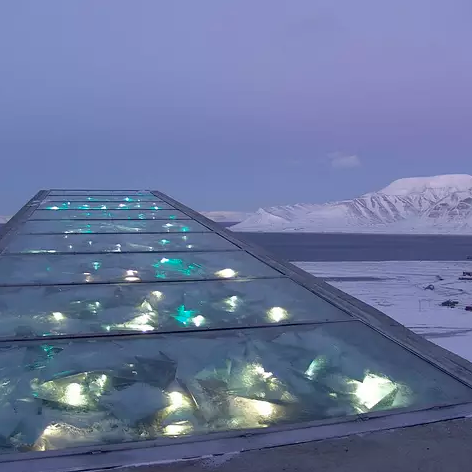A instalação, também conhecida como 'Cofre do Fim do Mundo', está situada na cidade de Longyarbyen, na Noruega. Ela armazena sementes de todo o mundo como garantia contra a perda de biodiversidade. Apenas cientistas têm acesso ao local, que proíbe a visitação ao público para proteger e conservar as sementes armazenadas. Reprodução