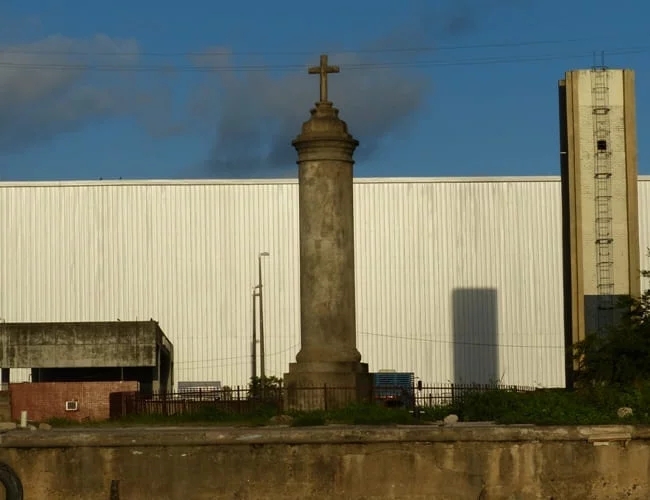 Cruz do Patrão - Recife, Pernambuco - Localizada em uma área rural do Porto do Recife, esse monumento do século XIX  tornou-se conhecido por causa de histórias envolvendo fantasmas e fenômenos sobrenaturais, como sons de gemidos e correntes. Reprodução: Flipar