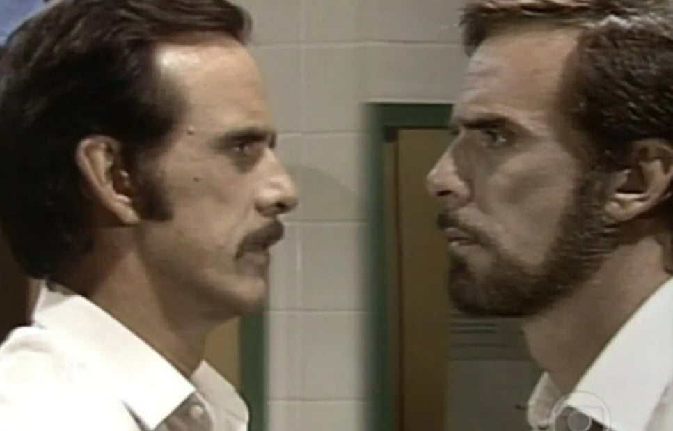 Na novela “O Outro”, em 1987, Francisco Cuoco interpretou Paulo Della Santa e Denizard de Mattos, dois homens com trajetórias muito diferentes, mas um ponto em comum: a incrível semelhança física. 
 Reprodução: Flipar
