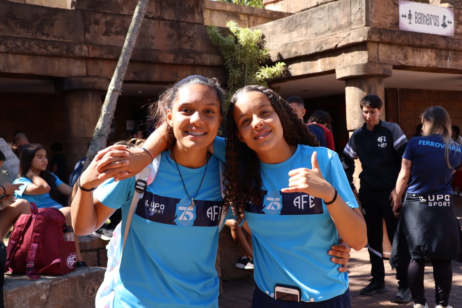 Atletas e comissão técnica da Ferroviária têm dia divertido no Hopi Hari, com direito a anúncio oficial de parceria entre a equipe e o parque. Foto: Divulgação