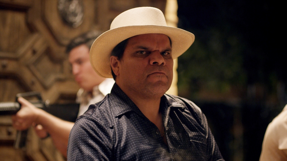 Nos últimos anos, Guzmán atuou em séries famosas. Uma delas é “Narcos” (2015), que tem o brasileiro Wagner Moura no papel do narcotraficante colombiano Pablo Escobar. 
 Reprodução: Flipar