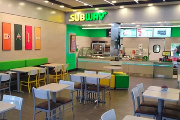 Um relatório de 2020 do Springfield News-Leader já havia documentado casos de almôndegas sendo armazenadas em condições inadequadas em uma unidade do Subway, reforçando essas preocupações. Reprodução: Flipar