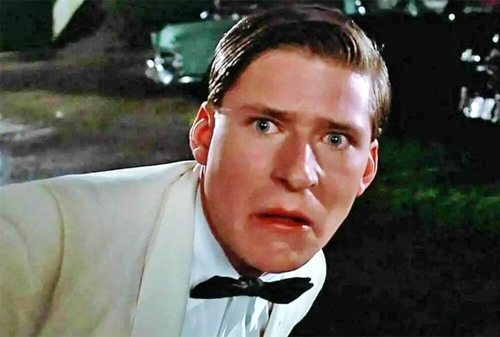 Crispin Glover interpretou George McFly no filme De Volta Para o Futuro, um dos mais famosos do cinema. No entanto, ele não quis participar da continuação, de 1989. Isso tudo por causa de desentendimentos financeiros e também sobre o  roteiro.  Reprodução: Flipar