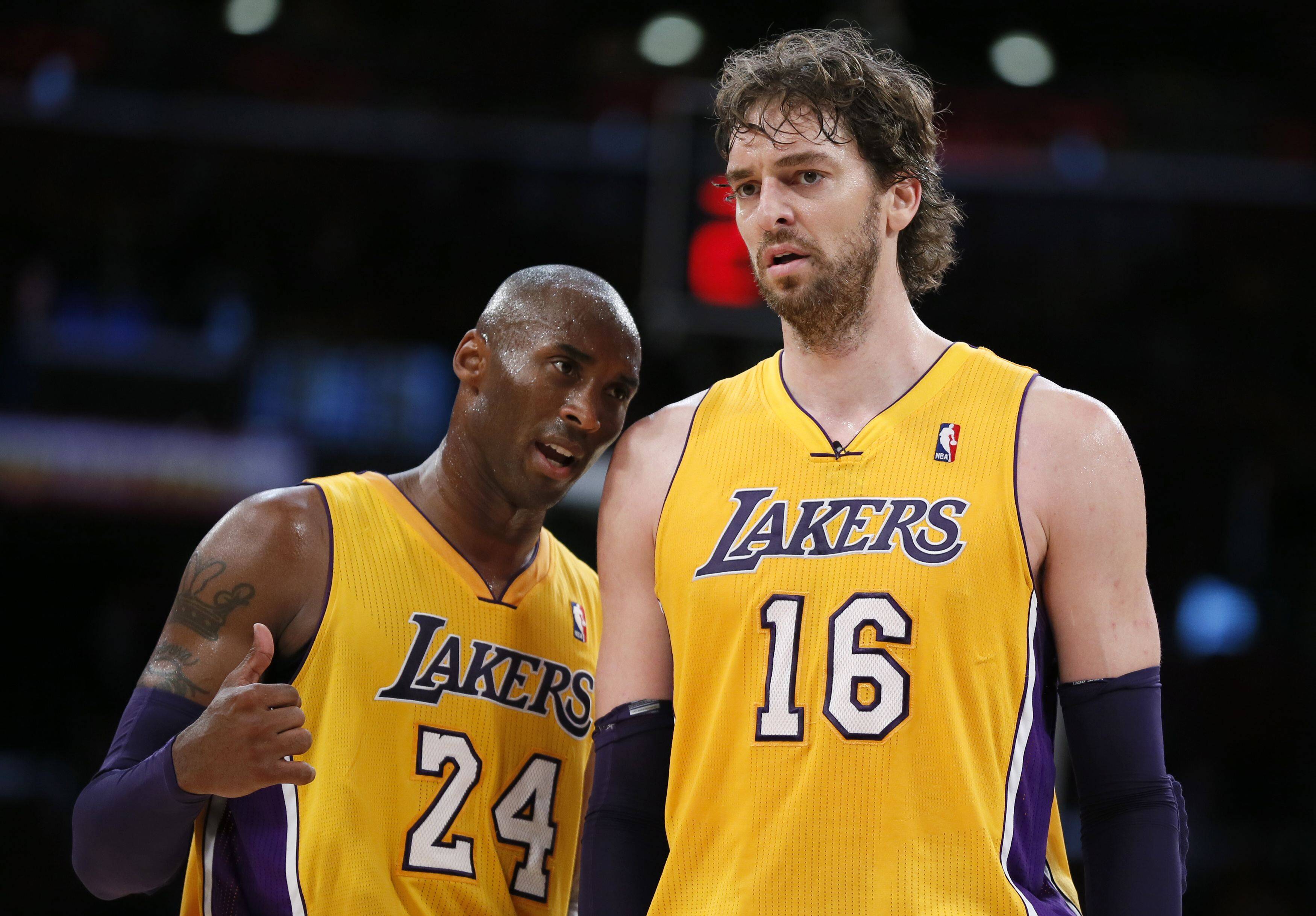 Kobe Bryant conversa com Pau Gasol durante a derrota do Lakers. Foto: Reuters