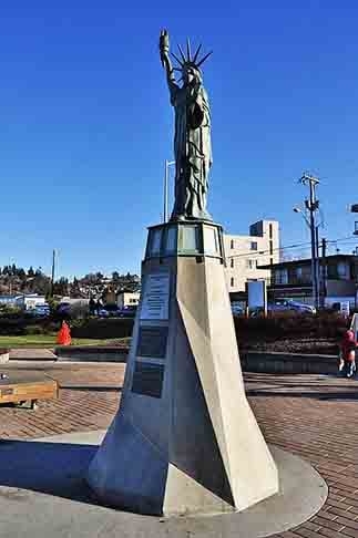 Seattle, EUA – No bairro de Alki, uma réplica de 2,5 metros foi instalada em 1952. Voltada para a baía de Puget Sound, o local é ótimo para caminhadas e oferece vistas panorâmicas do skyline da cidade.
 Reprodução: Flipar