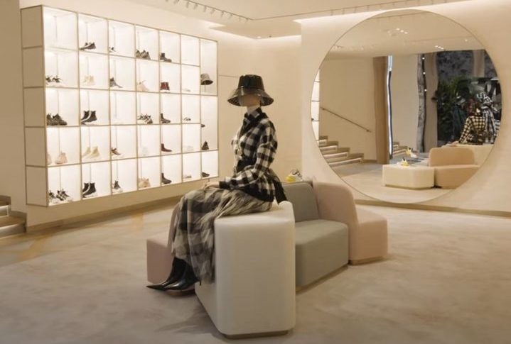 Dior é uma empresa francesa sediada em Paris, que detém o produtor e distribuidor de moda Christian Dior Couture, bem como 42% da empresa LVMH Moët Hennessy Louis Vuitton, a maior empresa mundial do sector do luxo. Reprodução: Flipar