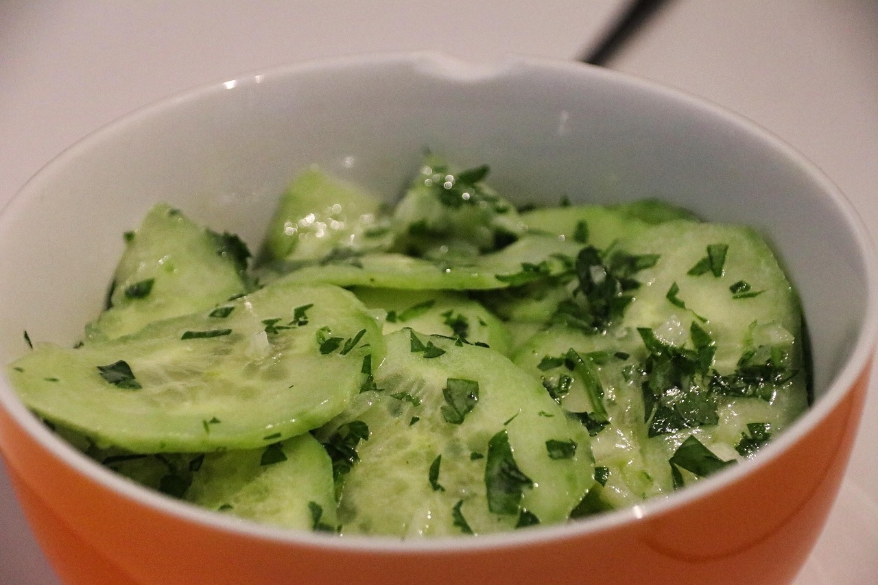 Além disso, o pepino contribui para o relaxamento das artérias e ajuda a prevenir a hipertensão arterial, uma condição cada vez mais comum na população mundial. No que diz respeito ao controle da diabetes, ele se destaca por ser um alimento de baixo índice glicêmico e por conter fibras, que ajudam a controlar os níveis de açúcar no sangue. Reprodução: Flipar