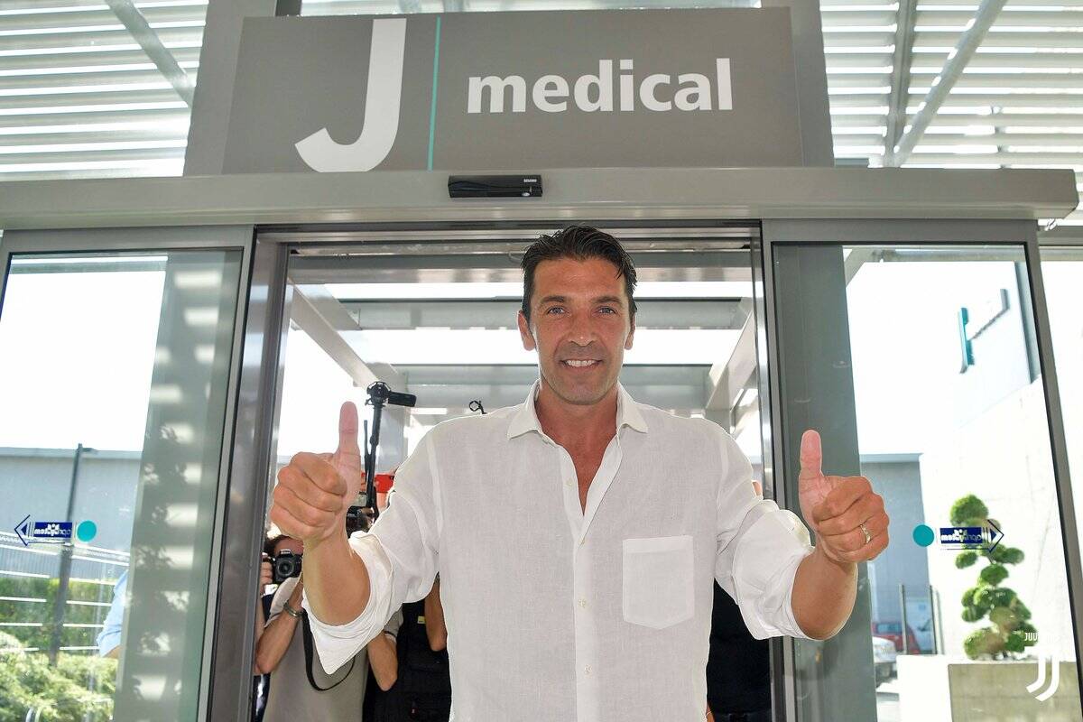 Buffon está com 43 anos e não pensar ainda em encerrar a carreira; goleiro não deve seguir na Juve. Foto: Reprodução / Juventus