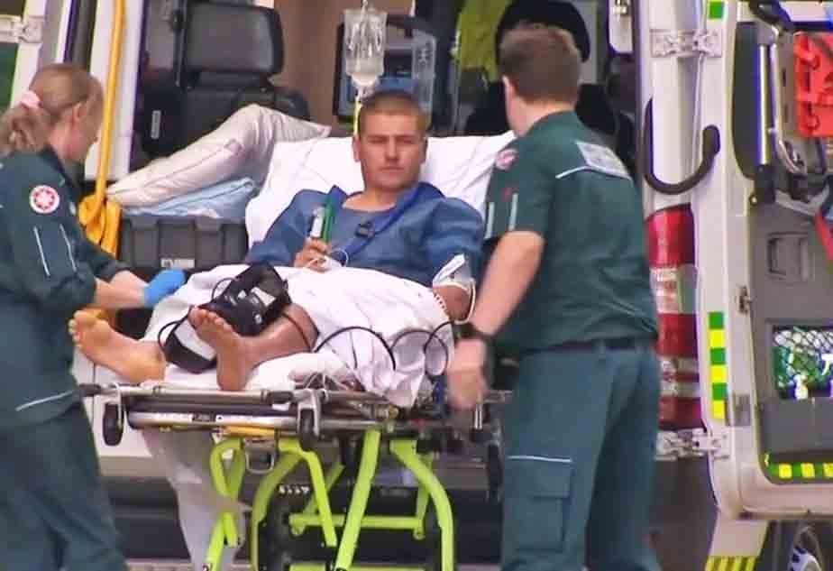 Um mês depois, em julho, um surfista passou por momentos de desespero na costa oeste da Austrália. Ele foi atacado por um tubarão, mas conseguiu remar por 600 metros até a areia sangrando muito. Ao chegar em terra firme, foi  levado às pressas para o hospital. Reprodução: Flipar