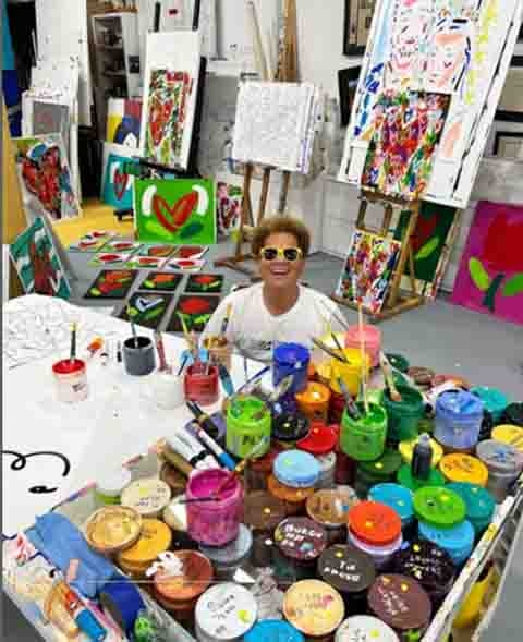 Britto frequentemente incorpora colagens, esculturas e serigrafia em seu trabalho, e busca parcerias com marcas e licenciamento para expandir o alcance de sua arte além do espaço de galerias. 
 Reprodução: Flipar