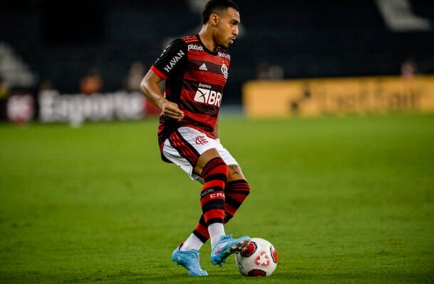 MATHEUZINHO  - O ponto fraco da defesa do Flamengo. Falhou feio no gol de Paulinho e perdeu disputas contra os rivais que caíram pelo seu setor. No apoio, pouco fez. Saiu no intervalo para a entrada de Wesley. NOTA 4,0 - Foto: Marcelo Cortes / Flamengo