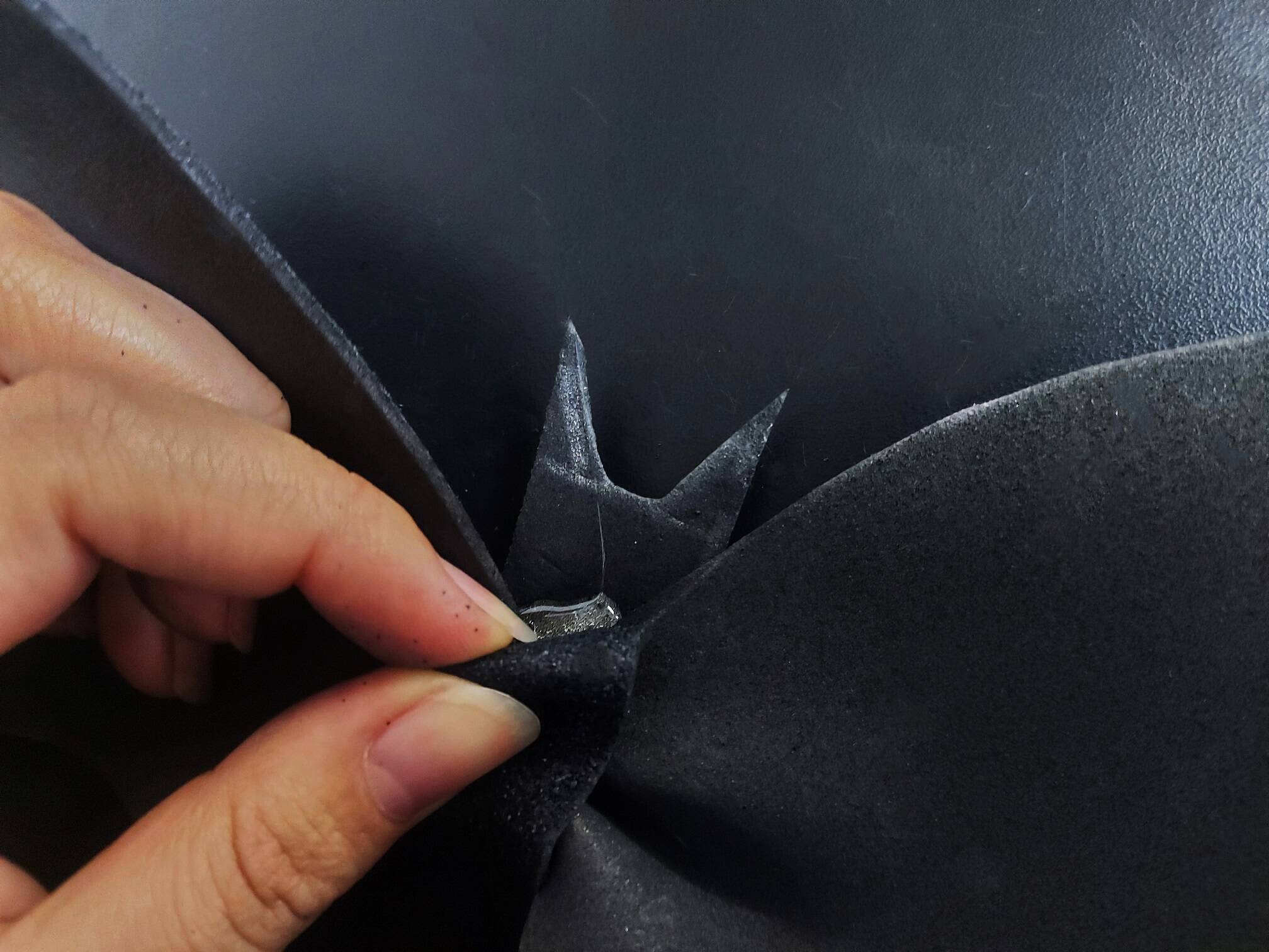 Faça um "anel" com o corpinho do morcego, de forma que ele cubra as preguinhas da asa e deixe um espaço para a passagem da fita . Foto: Divulgação/Moda Sigbol 