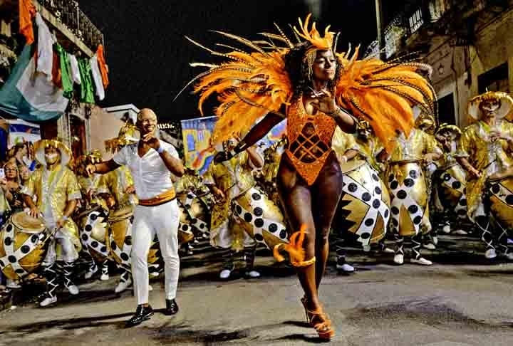 Cortejos tomam conta das ruas uruguaias com atores de teatro, bailarinos, músicos e artistas da mais diversas manifestações.  Reprodução: Flipar