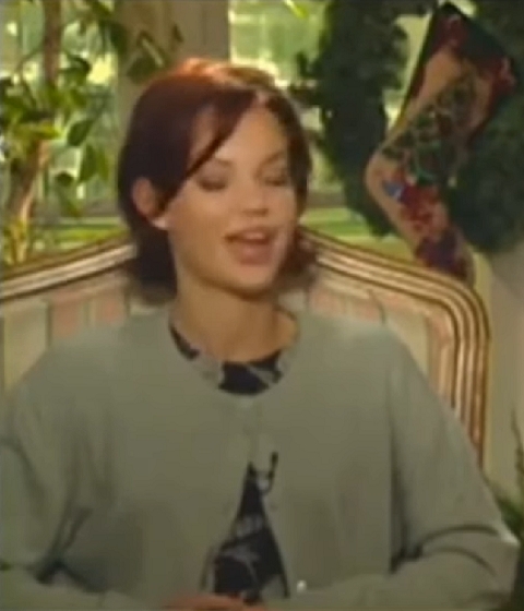 Na entrevista, Dunst aparece ao lado da atriz Samantha Mathis, sua colega de elenco em “Adoráveis Mulheres” (1994).