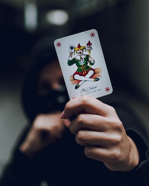 Criada nos Estados Unidos durante a Guerra Civil para o jogo de Euchre, o Coringa foi inicialmente uma carta de trunfo, com a função de substituir qualquer outra carta, independentemente do naipe ou valor. Reprodução: Flipar
