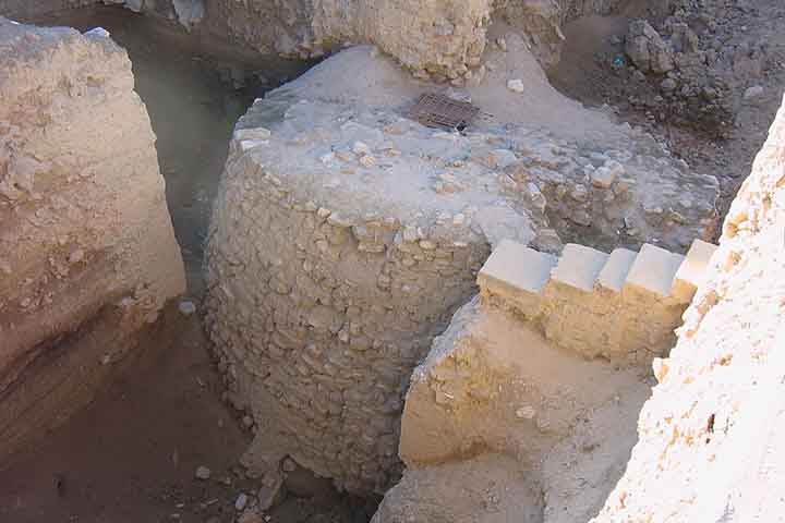 Outro achado notável é a Torre de Jericó, uma estrutura circular de pedra com mais de 8 metros de altura e uma escada interna. Datada do mesmo período da muralha, ela teria servido como ponto de observação, defesa ou até mesmo como construção ritual. A precisão arquitetônica e a complexidade de sua execução surpreendem os estudiosos, pois evidenciam um estágio de desenvolvimento muito à frente de outras comunidades contemporâneas.

 Reprodução: Flipar