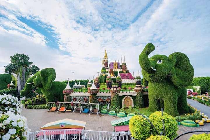 4- Miracle Garden, Emirados Árabes Unidos - É um enorme jardim floral localizado em Dubai, Inaugurado em 2013, é conhecido por suas impressionantes exibições de flores.
 Reprodução: Flipar