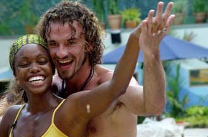 O primeiro romance da história do BBB foi entre Serginho e Vanessa Pascale, logo na primeira edição, em 2022, apresentada por Pedro Bial. Aquela temporada chamou a atenção do público, e quem ficou com o prêmio de R$ 500 mil foi Kléber Bambam. Reprodução: Flipar