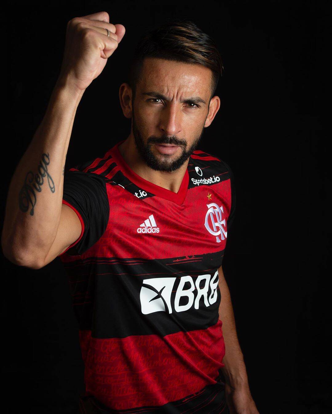 Com Covid, Mauricio Isla, do Flamengo, aparece isolado da mulher