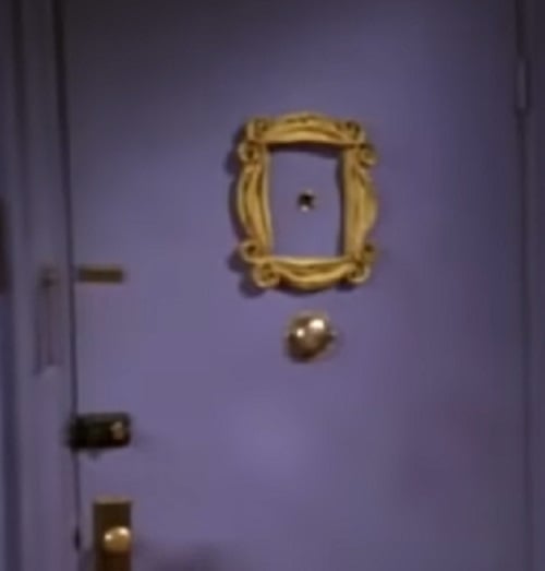 Aquela moldura amarela que fica na porta do apartamento da Mônica não era para estar ali! Era de um espelho que fazia parte do cenário, mas que quebrou acidentalmente. Na época, o cenógrafo prendeu a moldura na porta e, sem querer, virou um dos principais símbolos da série. 
