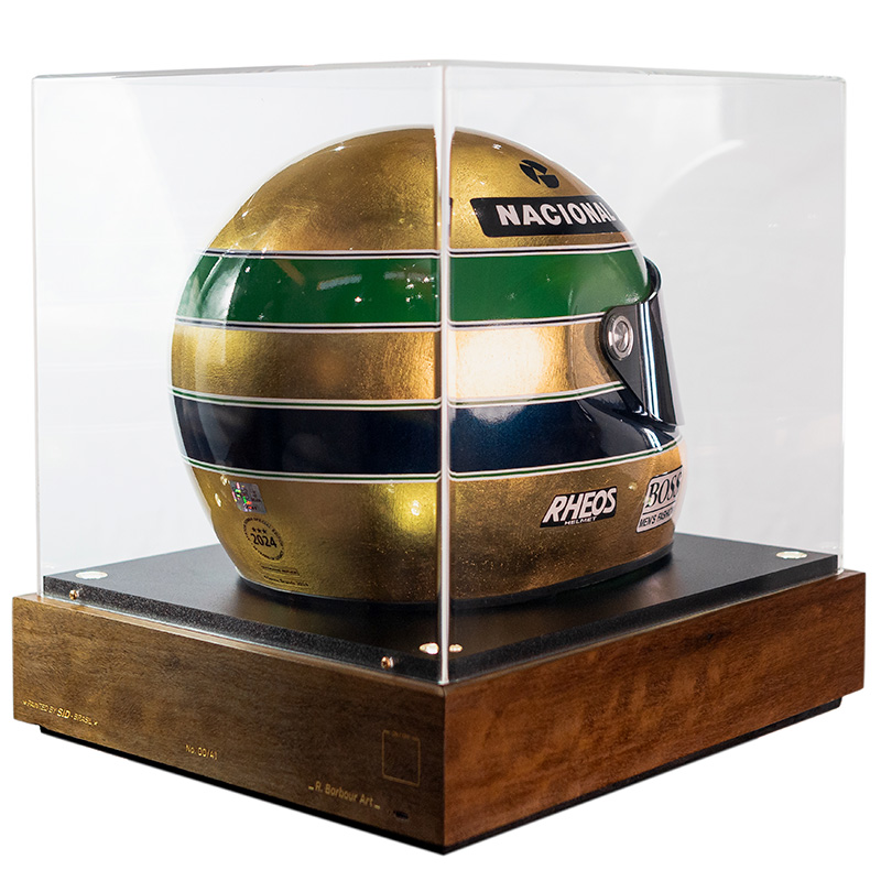 Réplica do capacete de Ayrton Senna folheado a ouro Divulgação