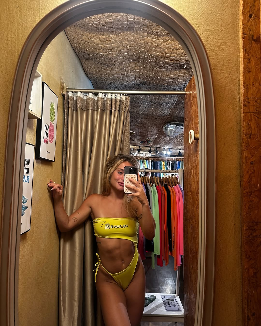 Bruna Griphao com maiô amarelo. Foto: Reprodução Instagram - 19.4.2025
