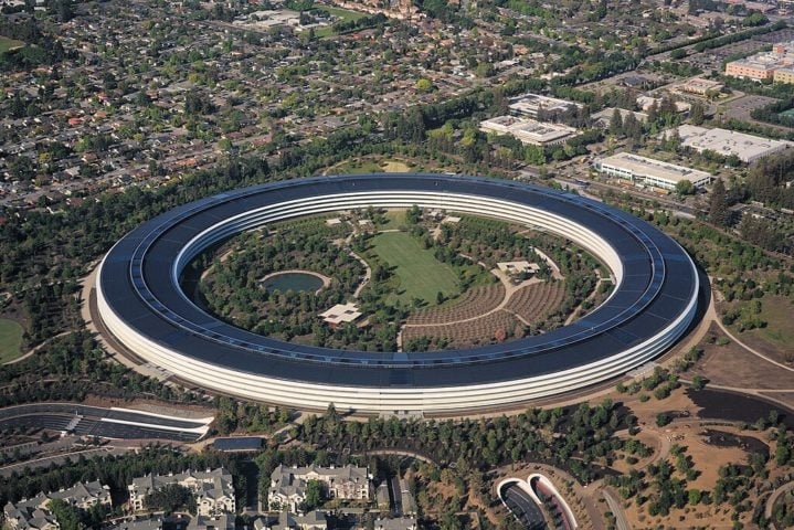 Sua sede, o Apple Park, em Cupertino, Califórnia, é um edifício futurista em forma de anel, símbolo da inovação da empresa. Reprodução: Flipar