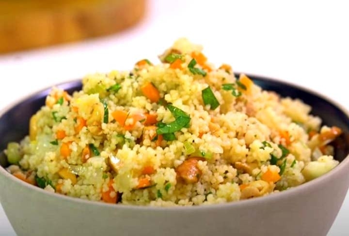 Cuscuz Marroquino - O famoso cuscuz marroquino muitas vezes é preparado com frutas secas, como tâmaras e ameixas, adicionando um toque doce e agridoce ao prato. Reprodução: Flipar