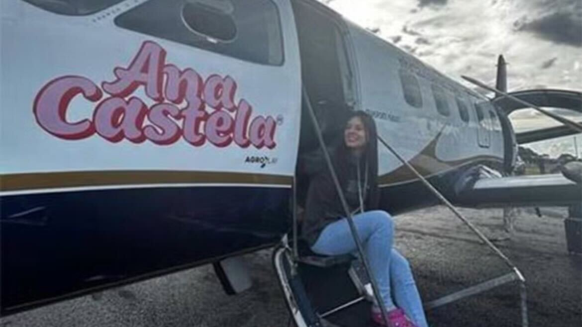 Ana Castela personalizou sua aeronave com uma impressão do próprio nome  Reprodução Instagram