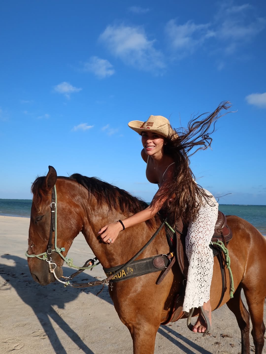 Tainá Militão anda de cavalo. Foto: Reprodução/ Instagram @tainamilitao