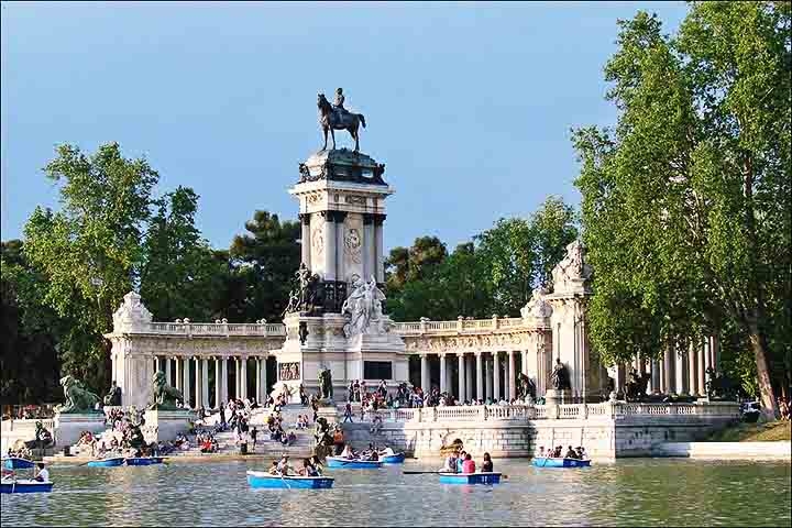 Madrid, Espanha – O coreto do Parque del Retiro foi erguido no início do século XX e é um ponto tradicional para apresentações musicais e eventos culturais.
 Reprodução: Flipar