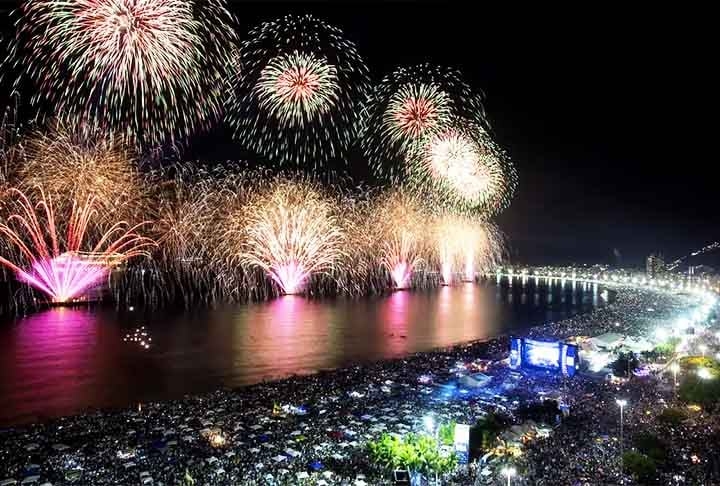 Rio de Janeiro (Brasil) - A festa na Praia de Copacabana inclui fogos deslumbrantes e celebrações com milhões de pessoas vestidas de branco. O espetáculo atrai navios de cruzeiro que se posicionam no litoral carioca. E há sempre shows de música em palcos com atrações especiais.
 Reprodução: Flipar