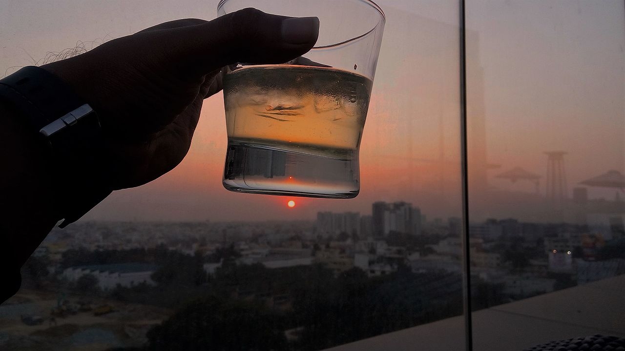Adulterações podem comprometer o sabor e a qualidade do produto. Testes rigorosos e controle de qualidade são essenciais para garantir a autenticidade da vodka e proteger os consumidores de produtos fraudulentos que afetam tanto o sabor quanto a segurança do produto. Reprodução: Flipar