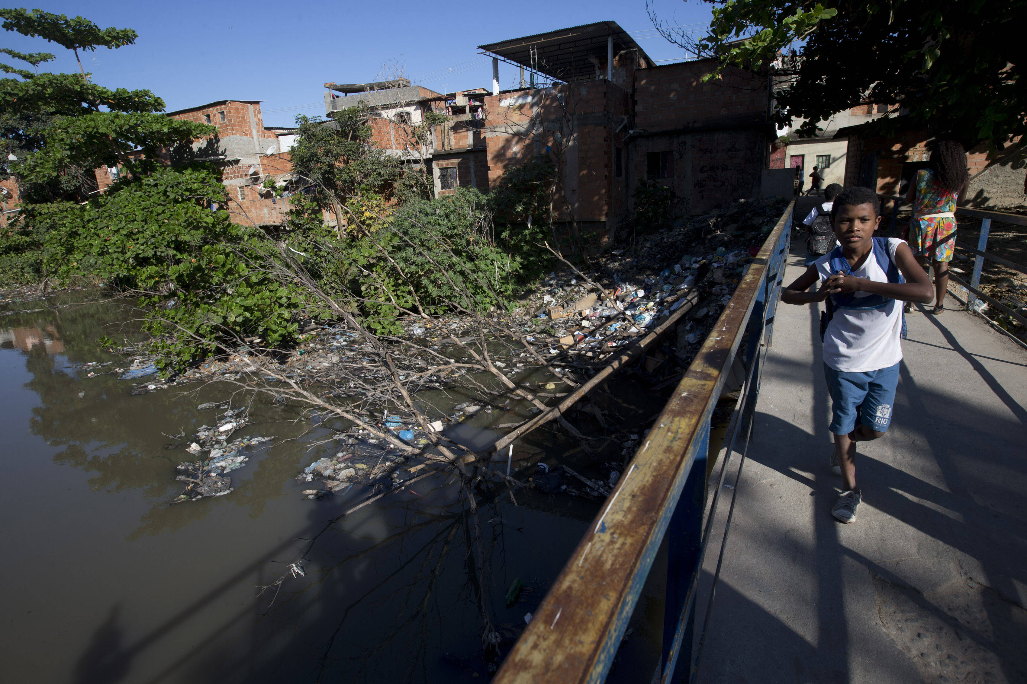 População convive com o mau cheiro da poluição em córregos que servem para despejo de esgoto. Foto: Silvia Izquierdo/AP