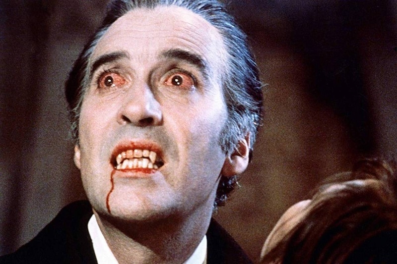 Conhecido, entre outros papéis, como o Saruman da saga Senhor dos Anéis, ele ganhou notoriedade muito tempo antes, ao encarnar Drácula no telão. Ele usou a capa do vampiro mais vezes do que qualquer outro ator, em quase 10 filmes, entre 1958 e 1976. Reprodução: Flipar