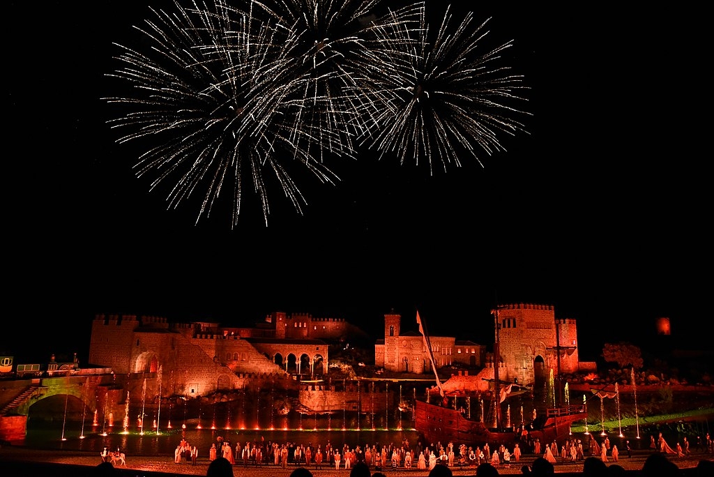 25°) Puy du Fou España  (Toledo, Espanha): O parque oferece uma experiência imersiva que combina história, cultura e entretenimento. Cavalos, efeitos especiais e cenários grandiosos são usados para recriar momentos históricos e contar histórias. 