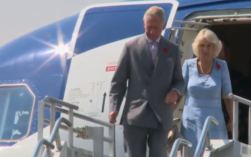 A Rainha Elizabeth nunca podia viajar no mesmo avião do filho Charles e do neto William, herdeiros diretos do trono. O objetivo era evitar que, em caso de acidente, os três morressem e fosse necessário romper a linha tradicional da sucessão. 
 Reprodução: Flipar
