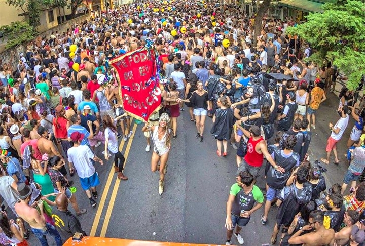 Os blocos de rua divertem e arrastam multidões no período carnavalesco. E muitos têm nomes irreverentes e criativos que divertem. Aproveitando para matar a saudade,  veja alguns que fazem sucesso pelo Brasil. Reprodução: Flipar