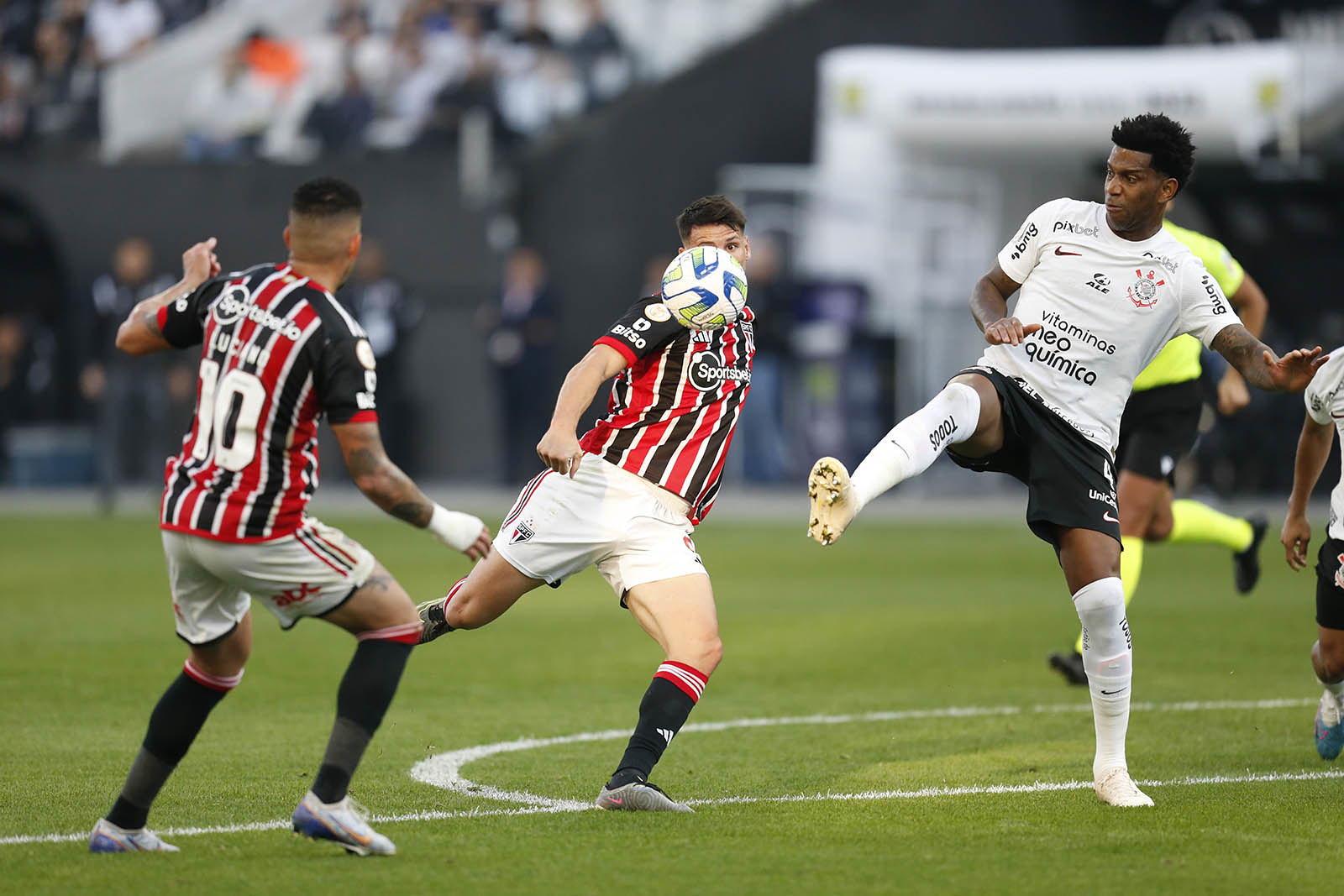 São Paulo: Lucas treina entre os titulares e deve jogar contra Corinthians