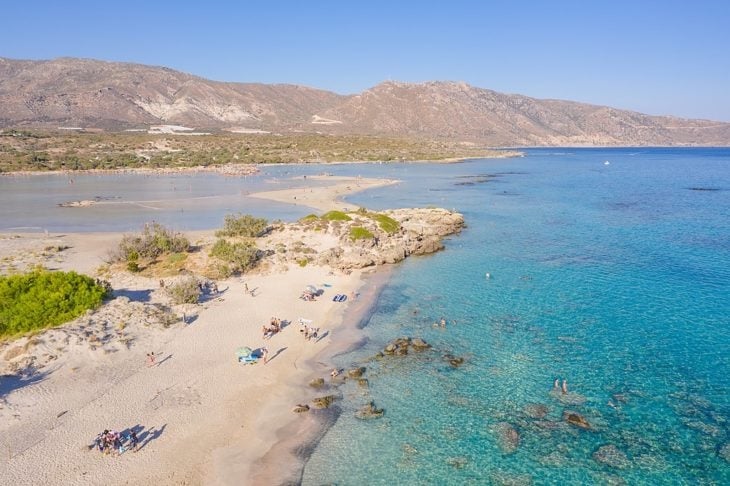 Destaques à parte, as praias de Creta são famosas por suas águas cristalinas e areias douradas. Algumas das mais populares da ilha são Elafonisi (foto), Balos, Falasarna e Vai. Reprodução: Flipar