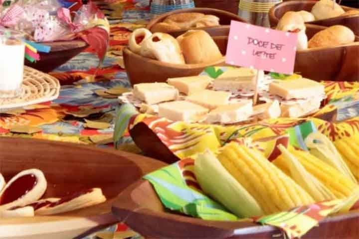 No Brasil, o milho se consolidou como um dos principais símbolos das festas juninas por ser a matéria-prima utilizada em inúmeros pratos dos festejos. Entre eles, pipoca, pamonha, canjica, cuscuz e milho cozido. Reprodução: Flipar