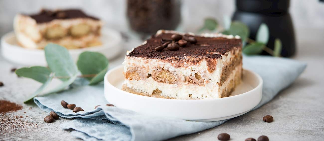 11º - Tiramisu (Itália): Embora seja na verdade uma invenção bastante recente, esta sobremesa de biscoitos embebidos em café e cobertos com creme de mascarpone. Goza de um status icônico entre as sobremesas italianas. Seu nome deriva da frase tirami sù , expressão italiana que significa literalmente me pegue, uma referência aos efeitos edificantes do açúcar, do licor e do café. Reprodução: Flipar