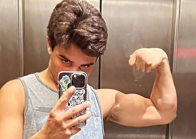 Daniel Cady posa no espelho após treinar braços Reprodução Instagram - 18.4.2024