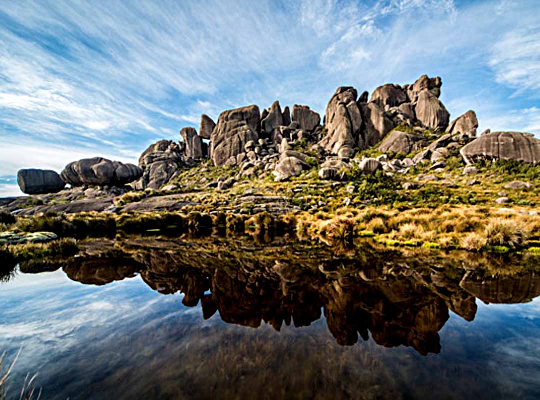 Parque Nacional do Itatiaia, Rio de Janeiro: Criado em 1937, é o mais antigo parque nacional do país e abrange uma área de cerca de 30 mil hectares. O Pico das Agulhas Negras, com 2.792 metros de altitude, é o ponto mais alto do parque e um dos mais altos do Brasil, sendo um desafio popular para os montanhistas. Reprodução: Flipar